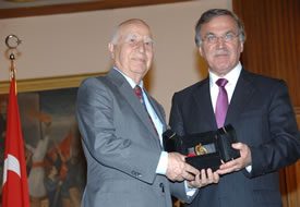 Ahmet Çuhadaroğlu, Türkiye Büyük Millet Meclisi Üstün Hizmet Ödülüne layık görüldü